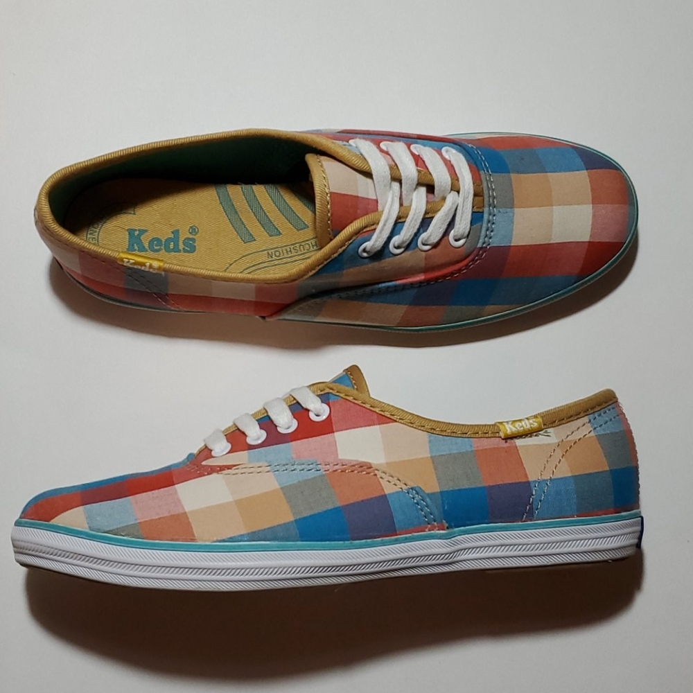 KEDS LOWTOPS, WOMANS SIZE 6, PLAID EUC
